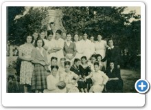 Σχολή Οικοκυρικής στην Ν.Ζίχνη  το 1951. 2η αριστερά κάτω: Δάμπα Λεμονιά. 2η δεξιά κάτω: Ιζόβαλη Μαρίκα