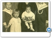 1930 Μητέρα: Δάμπα Λαμπρινή - Παιδιά (από αριστερά προς τα δεξιά): Δάμπας Δημήτριος, Δάμπα Ευδοκία, Δάμπα Λεμονία και Δάμπας Κωνσταντίνος