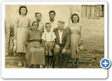 1952 Μητέρα: Μόσχου Λαμπρινή και Πατέρας: Μόσχος Ιωάννης Παιδιά ( από αριστερά προς τα δεξιά)   Δάμπα Ευδοκία, Δάμπα Λεμονία, Δάμπας Δημήτριος, Μόσχου Ζωγραφένια και ανάμεσα στους γονείς του ο μικρός Μόσχος Βασίλης