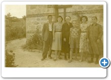 1952 (από δεξιά προς τα αριστερά) Μόσχου Λαμπρινή, Δάμπα Λεμονία, Μόσχος Βασίλειος, Μαυρίδου Αικατερίνη, Δάμπα Ευδοκία, Δάμπας Κωνσταντίνος